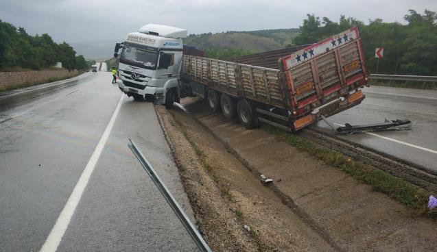 Yaralı sürücüyü yağmurdan yorganla korudular 