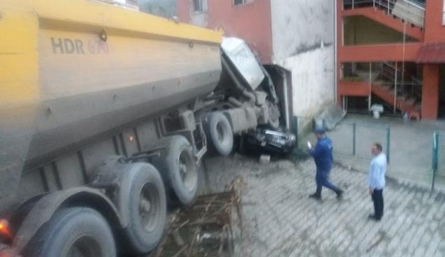 Freni boşalan TIR araçları biçti…