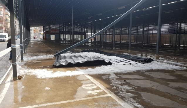 Kar ağırlığını kaldıramayan pazar yerinin çatısı çöktü