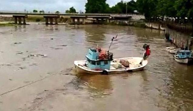 Sandalları balıkçılar kurtardı....