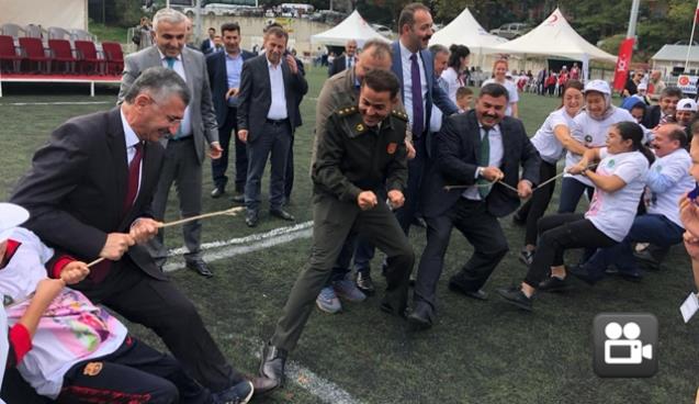 İp koptu, Vali Bektaş ve protokol yere düştü!..