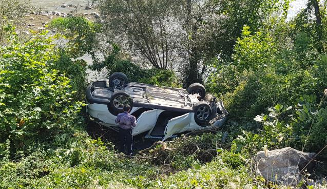 Dönüş yapan otomobile çarpıp, şarampole yuvarlandılar