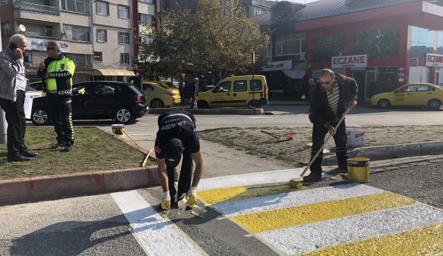 Yaya Geçidi çizgileri boyanıyor