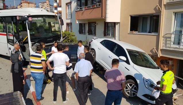 Servis aracı park halindeki araçları biçti