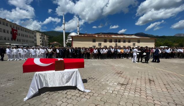 Bartınlı Şehit Özkaya, gözyaşları arasında toprağa verildi