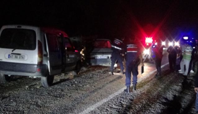 3 otomobil birbirine girdi: 1'i ağır 4 yaralı