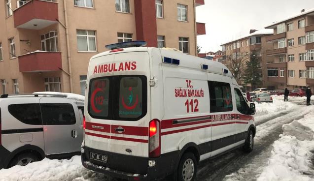 Bir anda yere yığıldı.