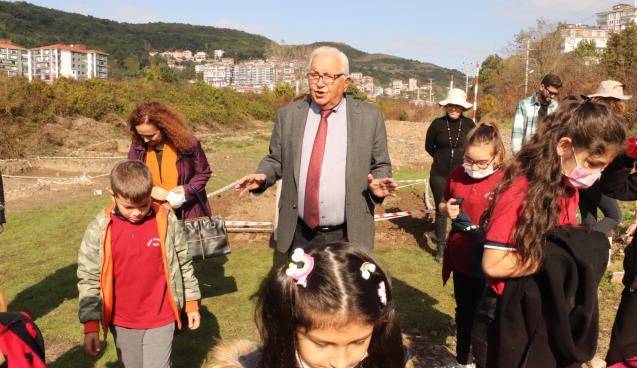 Minikler kazıda.