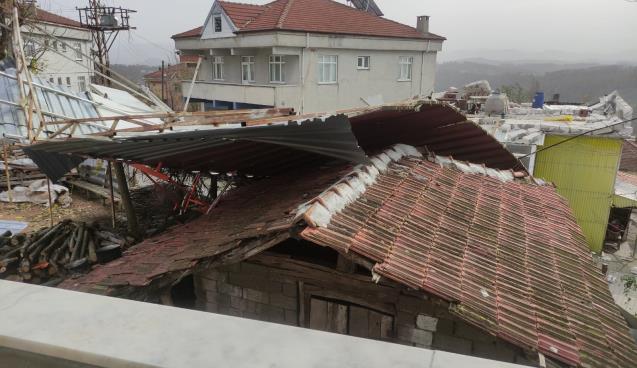 Fırtına çatıları uçurdu...