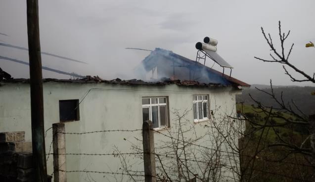 Çatı tamamen yandı.