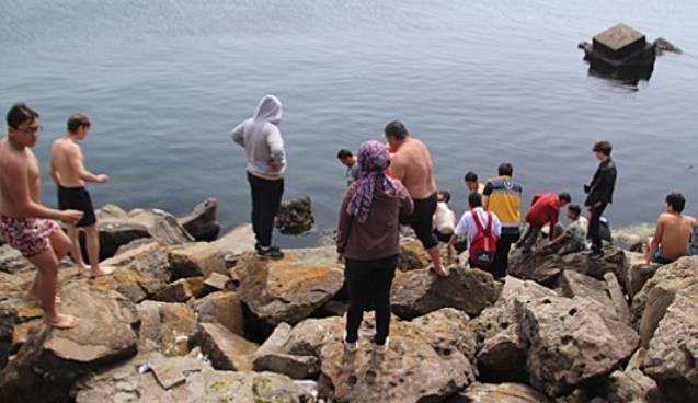 Birden denize atladı... Balıkçılar kurtardı...