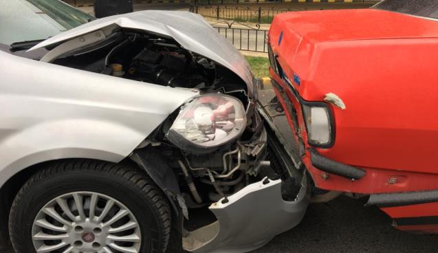 İki otomobil çarptı 