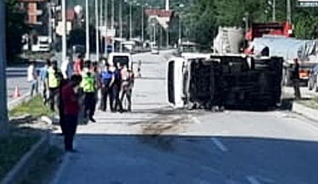 KONTOLDEN ÇIKAN HAYVAN YÜKLÜ KAMYONET DEVRİLDİ