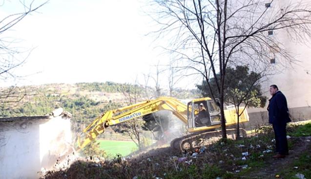 Metruk binalar yıkılıyor…