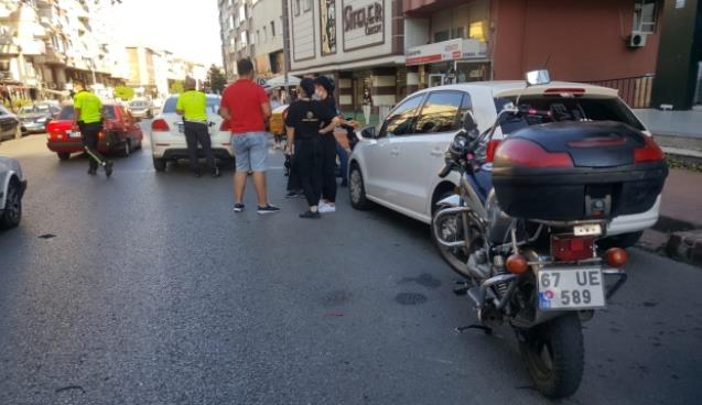 Motosiklet ile otomobil çarpıştı