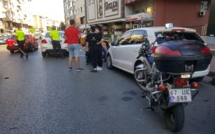 Motosiklet ile otomobil çarpıştı