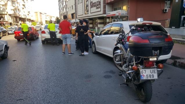 Motosiklet ile otomobil çarpıştı