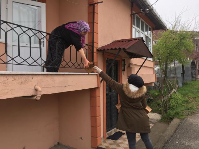 MAHALLELERDE SAĞLIK SETİ DAĞITIMI SÜRÜYOR