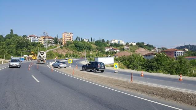 Yol iki şeride düşürüldü