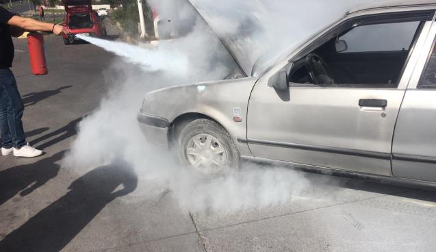 Otomobil bir anda alev aldı