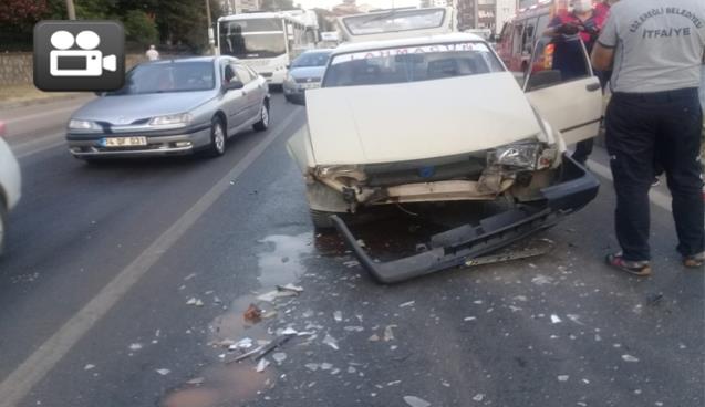 Kırmızı ışıkta bekleyen araca arkadan çarptı