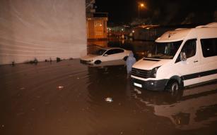 Gece çıkan fırtına ağaçların yıkılmasına ve sele  sebep oldu