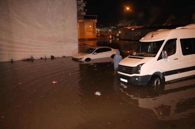 Gece çıkan fırtına ağaçların yıkılmasına ve sele  sebep oldu