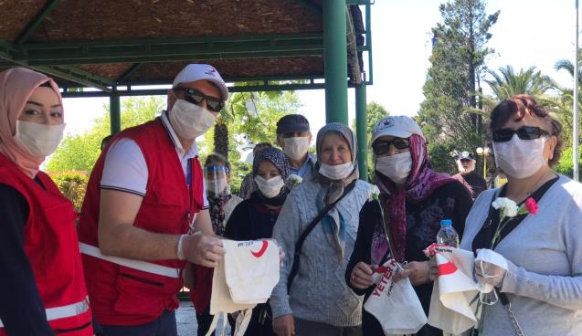 KIZILAY VATANDAŞLARA MASKE VE DEZENFEKTEN DAĞITTI