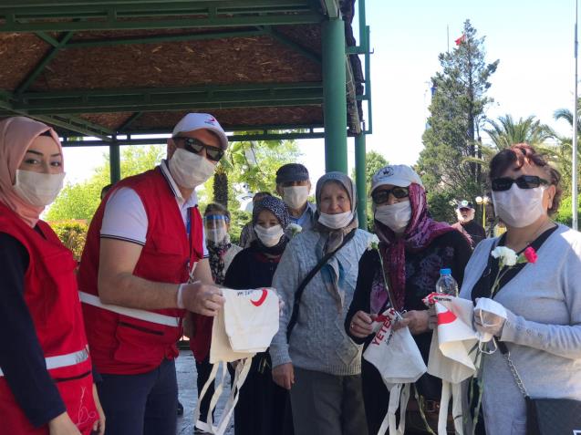 KIZILAY VATANDAŞLARA MASKE VE DEZENFEKTEN DAĞITTI