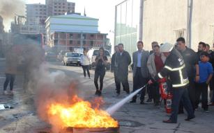 İTFAİYE TATBİKATLA EĞİTİYOR