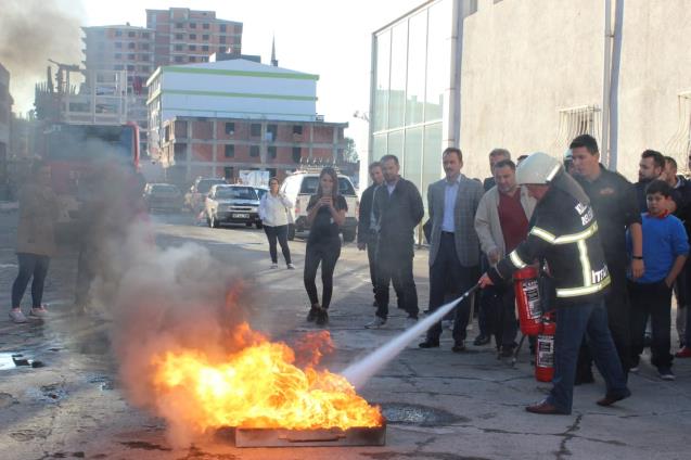 İTFAİYE TATBİKATLA EĞİTİYOR