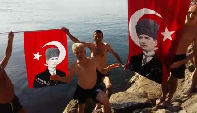 Saygı dalışı yapıp denizden Atatürk posteri çıkarttılar
