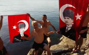 Saygı dalışı yapıp denizden Atatürk posteri çıkarttılar