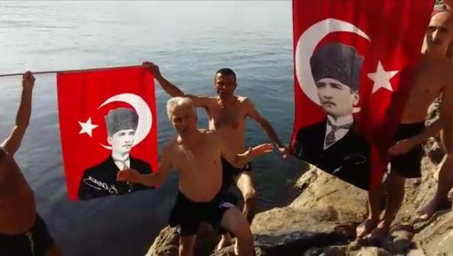 Saygı dalışı yapıp denizden Atatürk posteri çıkarttılar