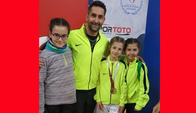 Çilek Eskrim madalyalarla geldi…