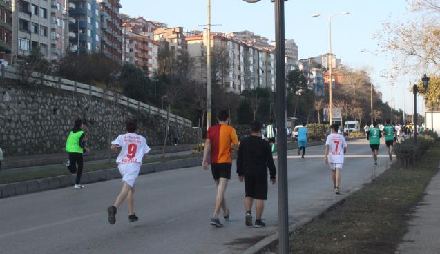 Soğuk havaya aldırış etmeden bitiş çizgisine ulaşmak için 