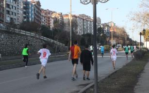 Soğuk havaya aldırış etmeden bitiş çizgisine ulaşmak için 