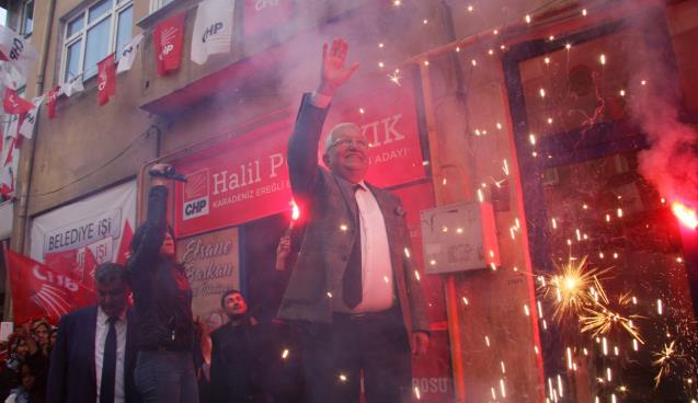 Adeta mitinge dönüştü.