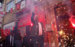 Adeta mitinge dönüştü.