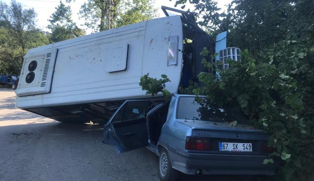  Freni patlayan yolcu minibüsü otomobile çarptı: 2 yaralı