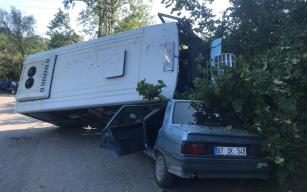  Freni patlayan yolcu minibüsü otomobile çarptı: 2 yaralı