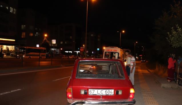 Kamyonet çarptı, Otomobil kaldırıma çıktı…