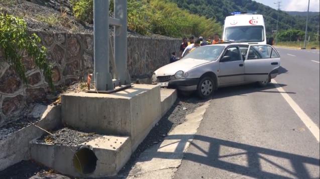 Direğe çarpan araçta ki 4 kişi yaralandı…