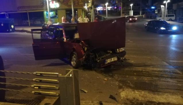 Otomobil refüje çarptı: 1 yaralı 