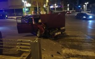 Otomobil refüje çarptı: 1 yaralı 