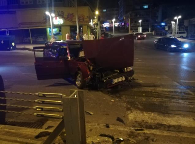 Otomobil refüje çarptı: 1 yaralı