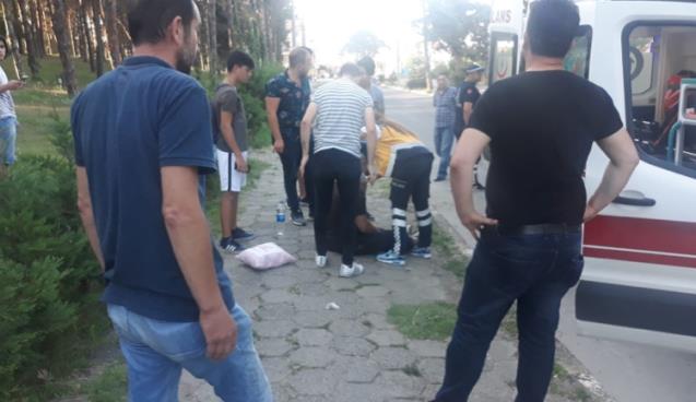 Motorsikletiyle kaldırıma çarptı az kalsın canından oluyordu