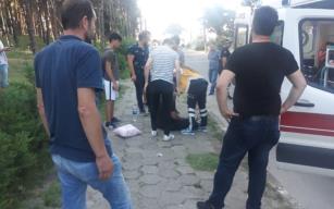 Motorsikletiyle kaldırıma çarptı az kalsın canından oluyordu