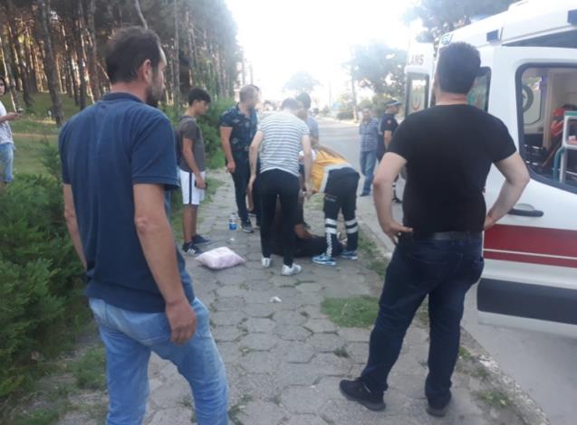 Motorsikletiyle kaldırıma çarptı az kalsın canından oluyordu