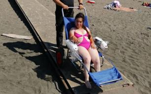 BELEDİYE PLAJINA ENGELLİ RAMPASI YAPILDI